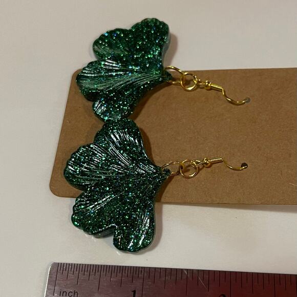Handmade epoxy resin flower dangle earrings - Green glitter - Picture 3 of 4